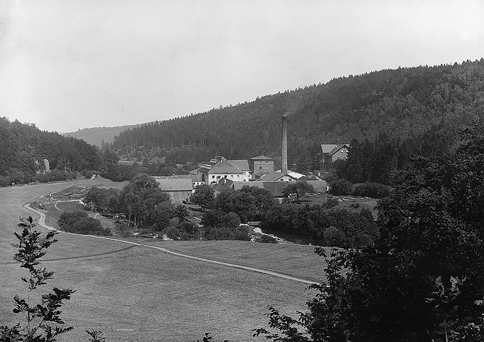 Schwarz-weiß Landschaftsfoto der Papiermühlen