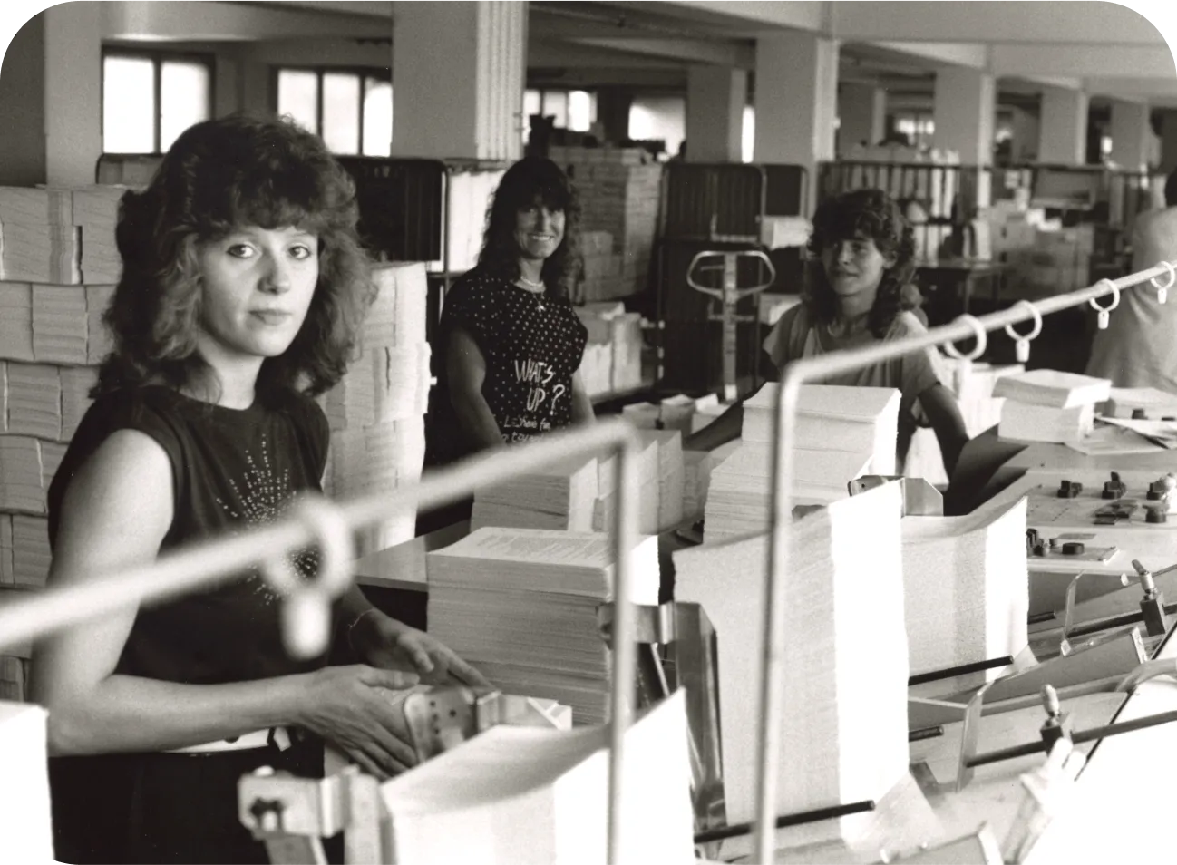 Schwarz-weiß Foto von drei Mitarbeiterinnen in der Druckerei von früher